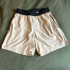 Rhone mako tech small 7” shorts in beige